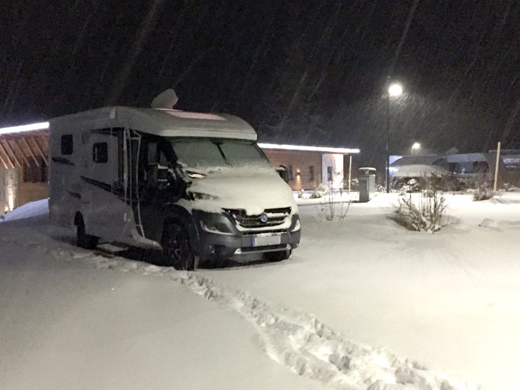 Wohnmobil im Schnee am Campingplatz Zugspitzresort