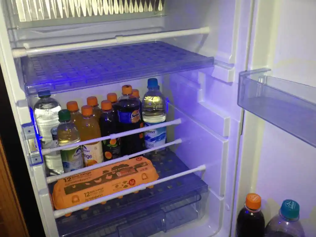 Tipp für aufgeräumte Schränke: So sicher verstaut fällt nichts mehr aus Schrank und Kühlschrank