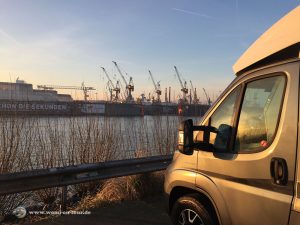Wohnmobil Stellplatz Hamburg Hafen Landungsbrücken Blick Richtung Docks
