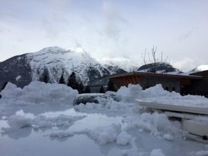 Regelmäßig beim Wintercamping und spätestens vor der Abfahrt: Vorsichtig Schnee vom Dach kehren