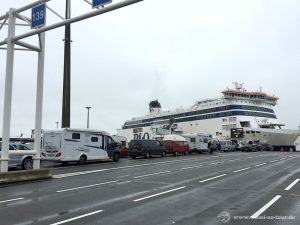 Der echte Beginn der Wohnmobilreise nach Schottland: Auf der Wartespur in Calais für die Fähre nach Dover