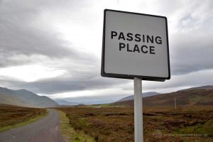 Ausweichplätze gibt es in regelmäßigem Abstand auf den Single Track Roads in Schottland